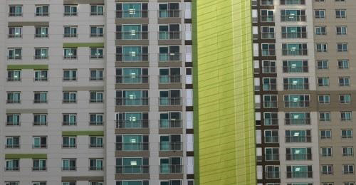 국토부에 따르면 전국에서 불꺼진 새 아파트가 54개월 만에 최대치인 1만8000채인 것으로 나타났다.<연합뉴스>